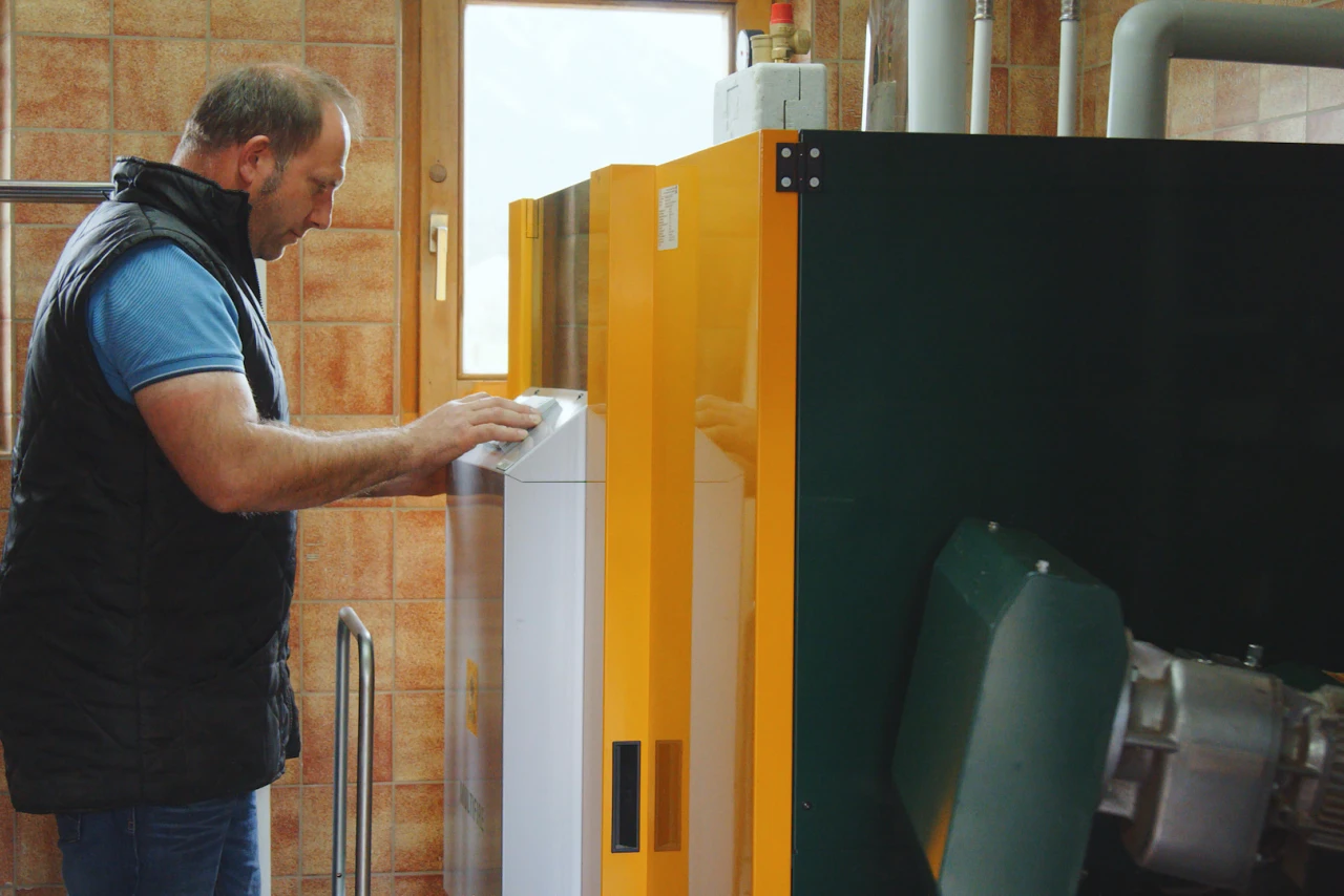 Referenzkunde Streitberger | © KWB Hier sieht man den Herrn Streitberger bei seinem KWB Multifire Kessel