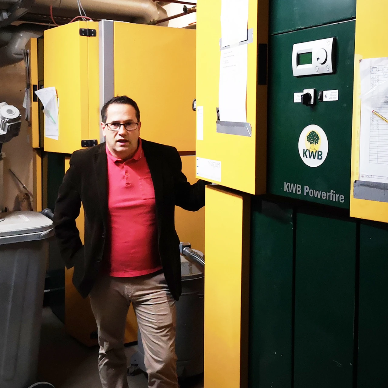 Referenzkunde Ferienpark Brandnertal | © KWB Hier sieht man den KWB Powerfire Kessel mit dem KWB Kunden Reiß