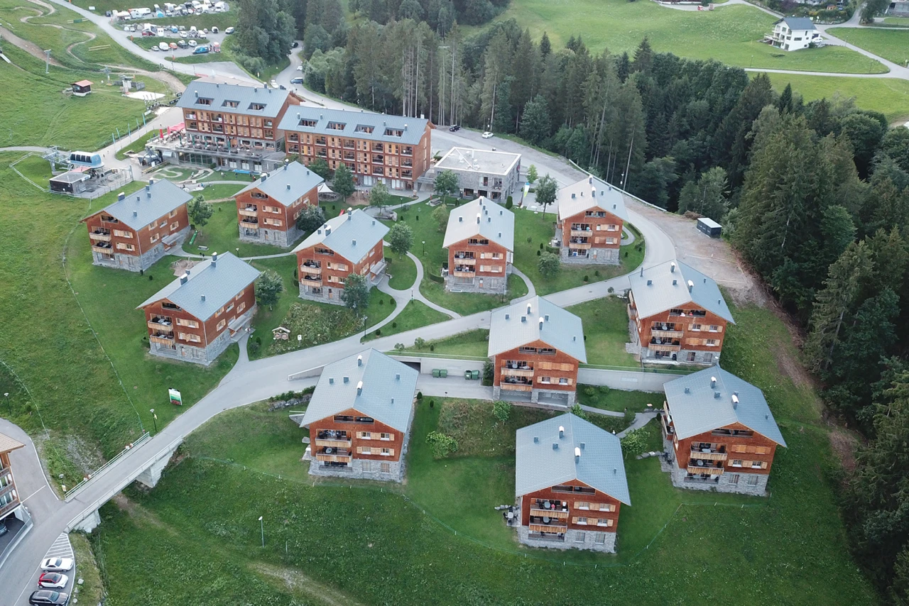 Referenzkunde Ferienpark Brandnertal | © KWB Hier sieht man das Grundstueck mit den Gebaeuden vom Ferienpark in Brandnertal