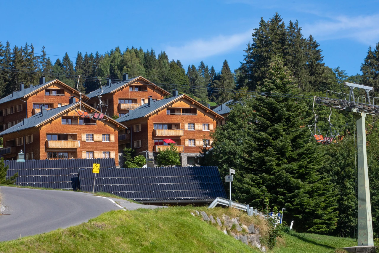 Referenzkunde Ferienpark Brandnertal | © KWB hier sieht man die Gebaeude fuer den Ferienpark in Brandnertal
