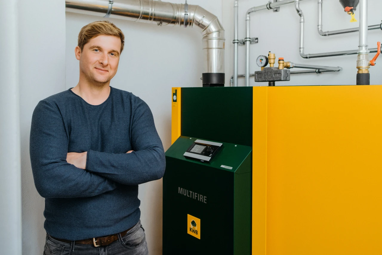 Referenzkunde Gregor Reicher | © KWB, LupiSpuma Hier sieht man Herrn Reicher der neben seinem KWB Multifire steht