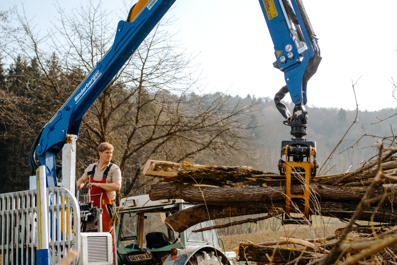 Referenzkunde Gregor Reicher | © KWB, LupiSpuma Hier sieht man wie Herr Reicher sich Holz auf seinen Traktor hebt