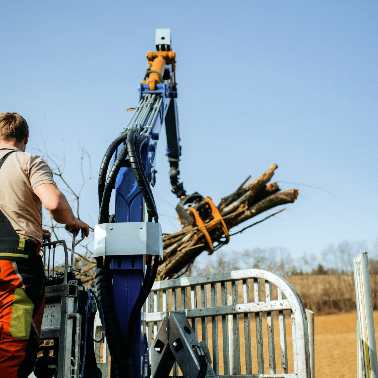 Referenzkunde Gregor Reicher | © KWB, LupiSpuma Hier sieht man wie Herr Reicher sich Holz auf seinen Traktor hebt