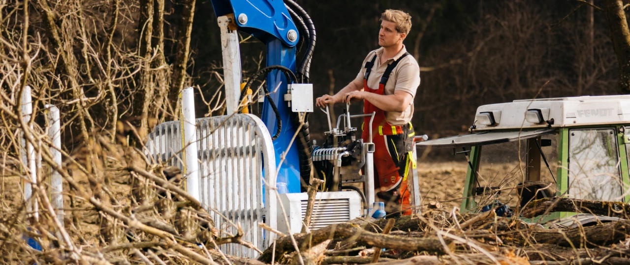 Referenzkunde Gregor Reicher | © KWB, LupiSpuma Hier sieht man wie Herr Reicher sich Holz auf seinen Traktor hebt