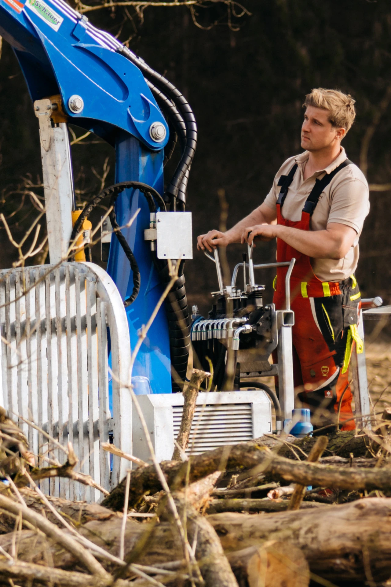 Referenzkunde Gregor Reicher | © KWB, LupiSpuma Hier sieht man wie Herr Reicher sich Holz auf seinen Traktor hebt