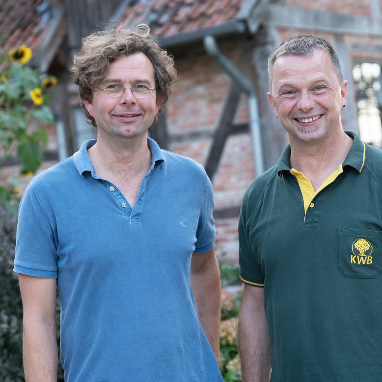 Referenzkunde Marc Wietfeldt | © KWB Hier sieht man einen KWB Mitarbeiter und einen Kunden die in die Kamera laecheln