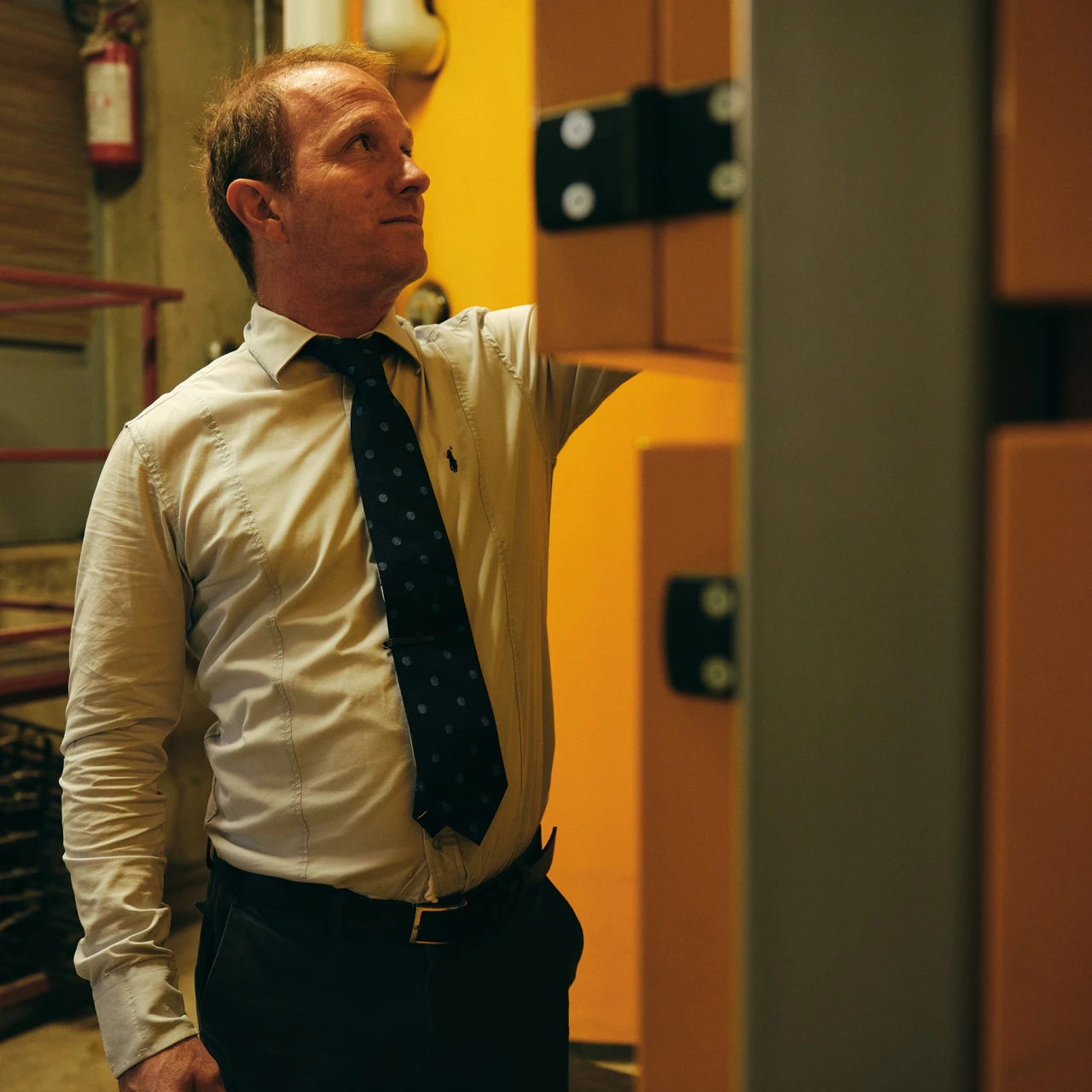 Referenzkunde Hotel Vidi | © KWB, Raphael Nast Hier sieht man den Herrn Vidis bei seinem KWB Powerfire Kessel