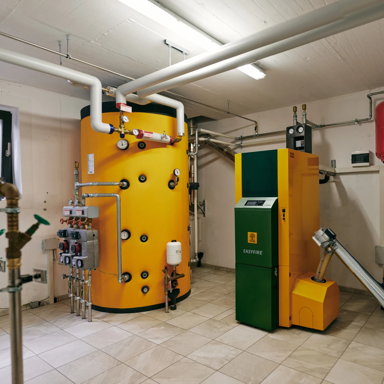 Referenzkunde Stockerhof KWB Easyfire | © KWB, Raphael Nast Hier sieht man einen KWB Easyfire und einen KWB Speicher