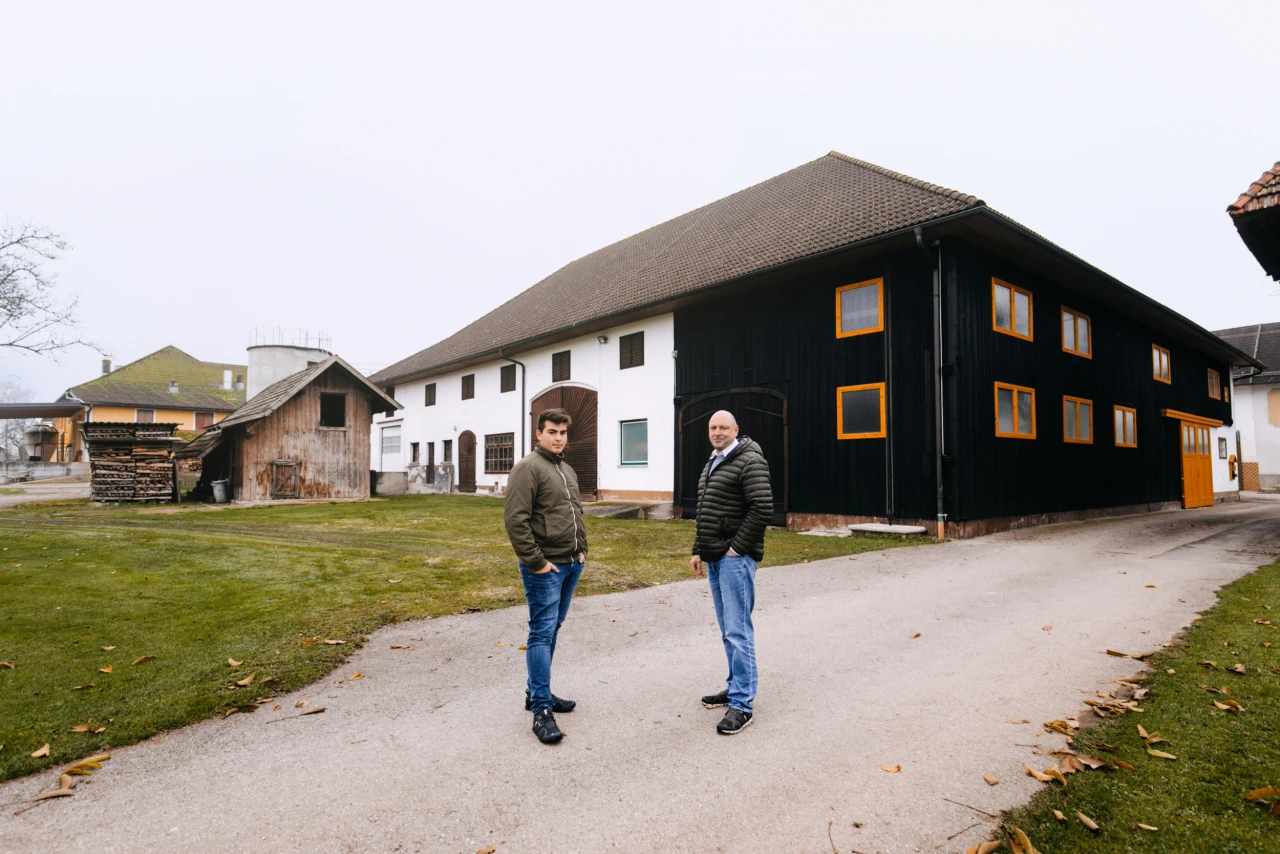 Referenzkunde Strauss | © KWB, LupiSpuma Hier sieht man Herrn Strauß mit seinem Sohn vor Ihrem Grundstueck