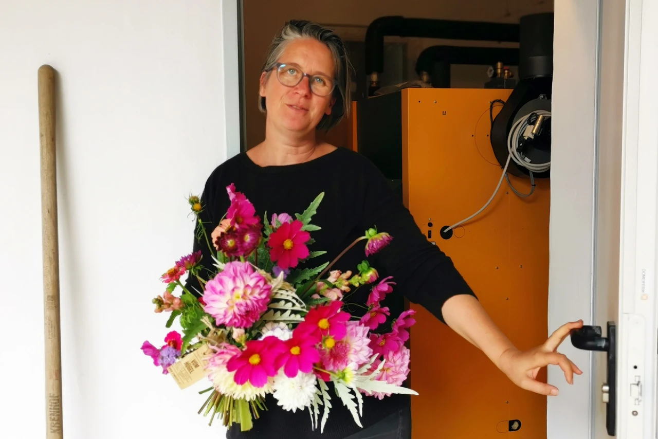 Referenzkunde vom hugel Margit Decolle | © KWB Hier sieht man Frau Decolle mit Blumen in den Haenden