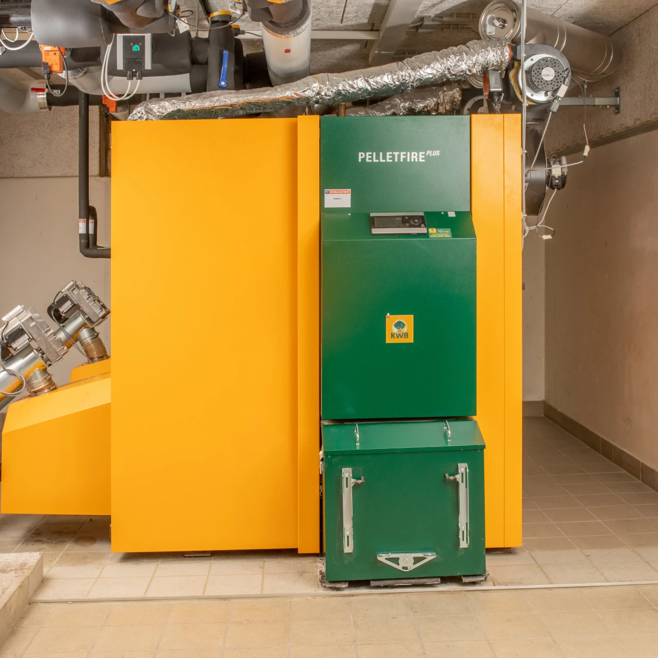 Referenzkunde Wohnbaugesellschaft KWB Pelletfire Plus | © KWB, Brunner Hier sieht man den KWB PelletfirePlus Kessel