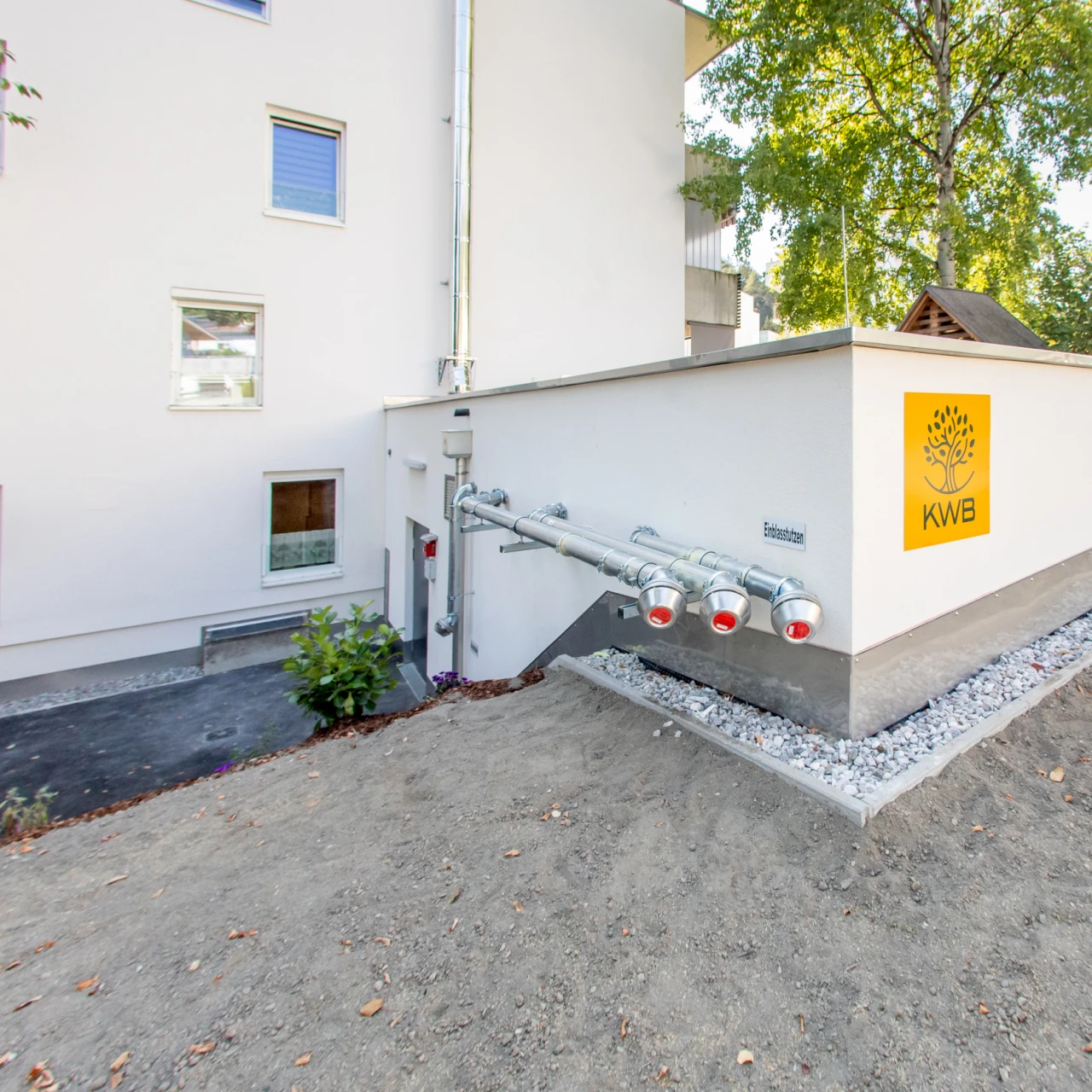 Referenzkunde Wohnbaugesellschaft neue Heimat | © KWB, Brunner Hier sieht die Wand der Wohnung mit einem Schild mit dem KWB logo