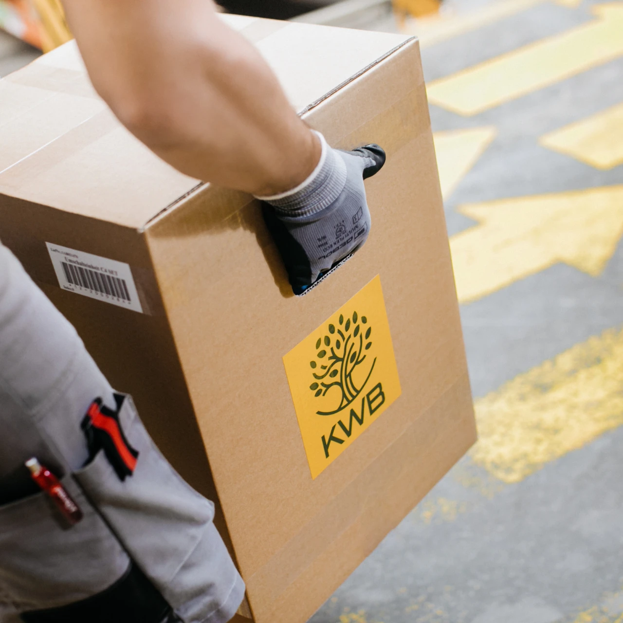 teilbar tragbar | © KWB, LupiSpuma Hier sieht man wie ein Paket ins Lager gebracht wird