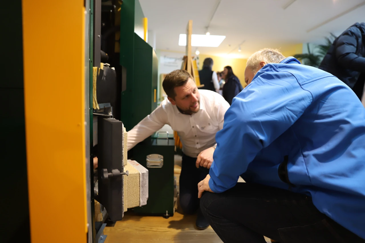 KWB Hausmesse | © KWB Hier sieht man wie ein KWB Mitarbeiter einen Kunden beraet