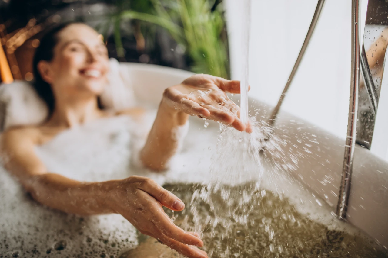 Badewanne | © KWB, Petro Frau genießt das Warmwasser in Badewanne