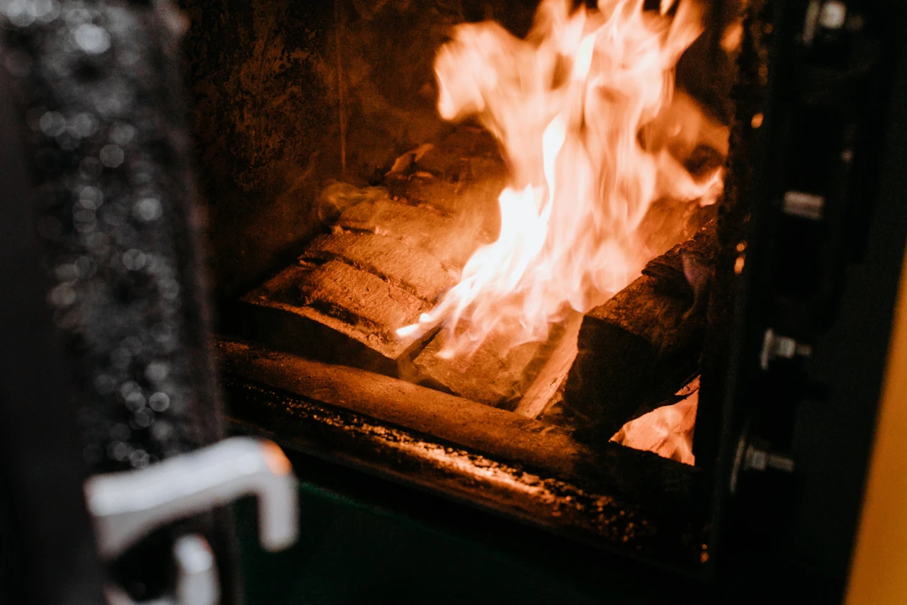 Feuer | © KWB, Lupispuma Nahaufnahme von Feuer in Heizkessel