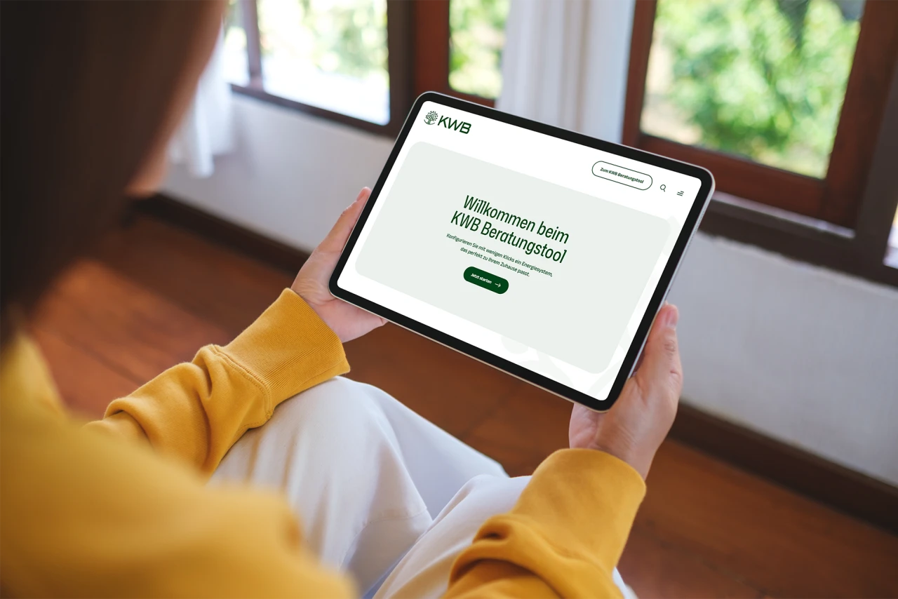 © KWB, Farknot Architect Frau startet KWB Beratungstool auf Tablet