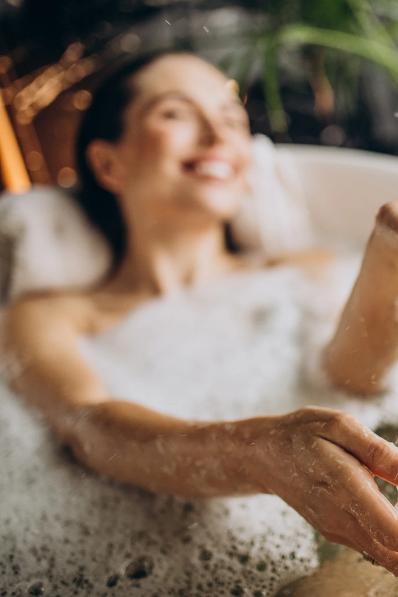 Frau in Badewanne | © KWB, Petro Frau liegt in der Badewanne und geniesst das warme Wasser