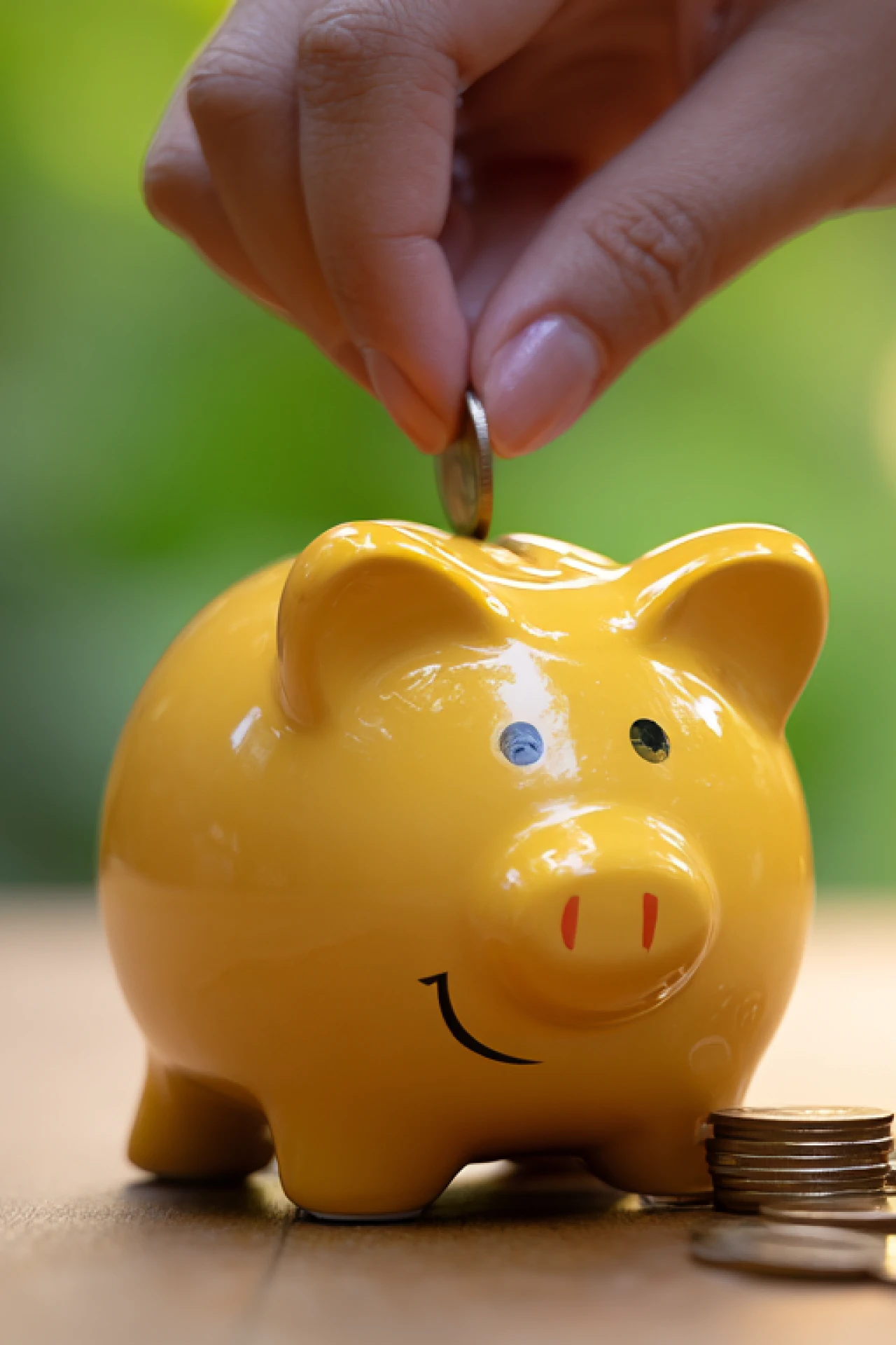 Gelbes Sparschwein | © Midjourney Eine Person wirft eine Muenzen in ein gelbes Sparschwein