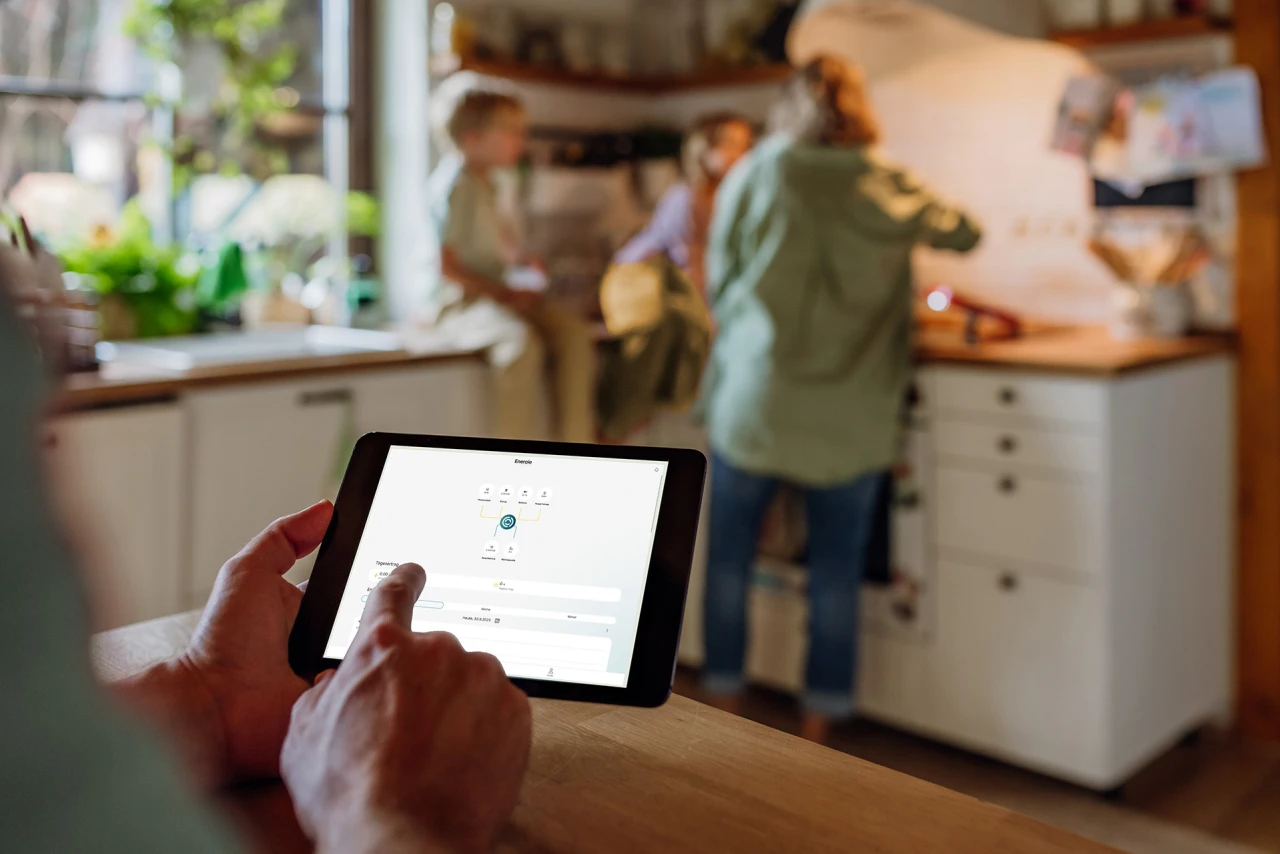 © KWB, Halfpoint Mann bedient Tablet in Kueche.