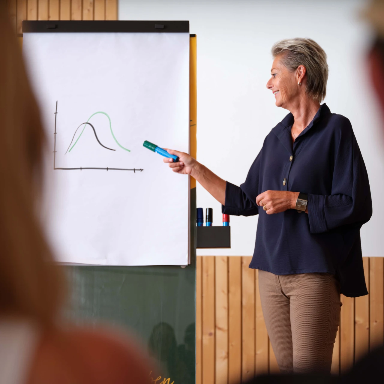 Präsentation| © KWB, Raphael Nast Eine KWB Mitarbeiterin praesentiert ein Diagramm