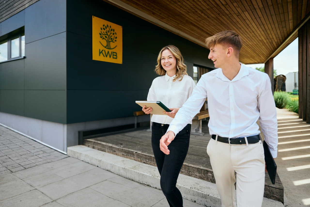 Besprechung | © KWB, Raphael Nast Zwei Mitarbeiter der KWB verlassen gerade gluecklich das KWB Forsthaus