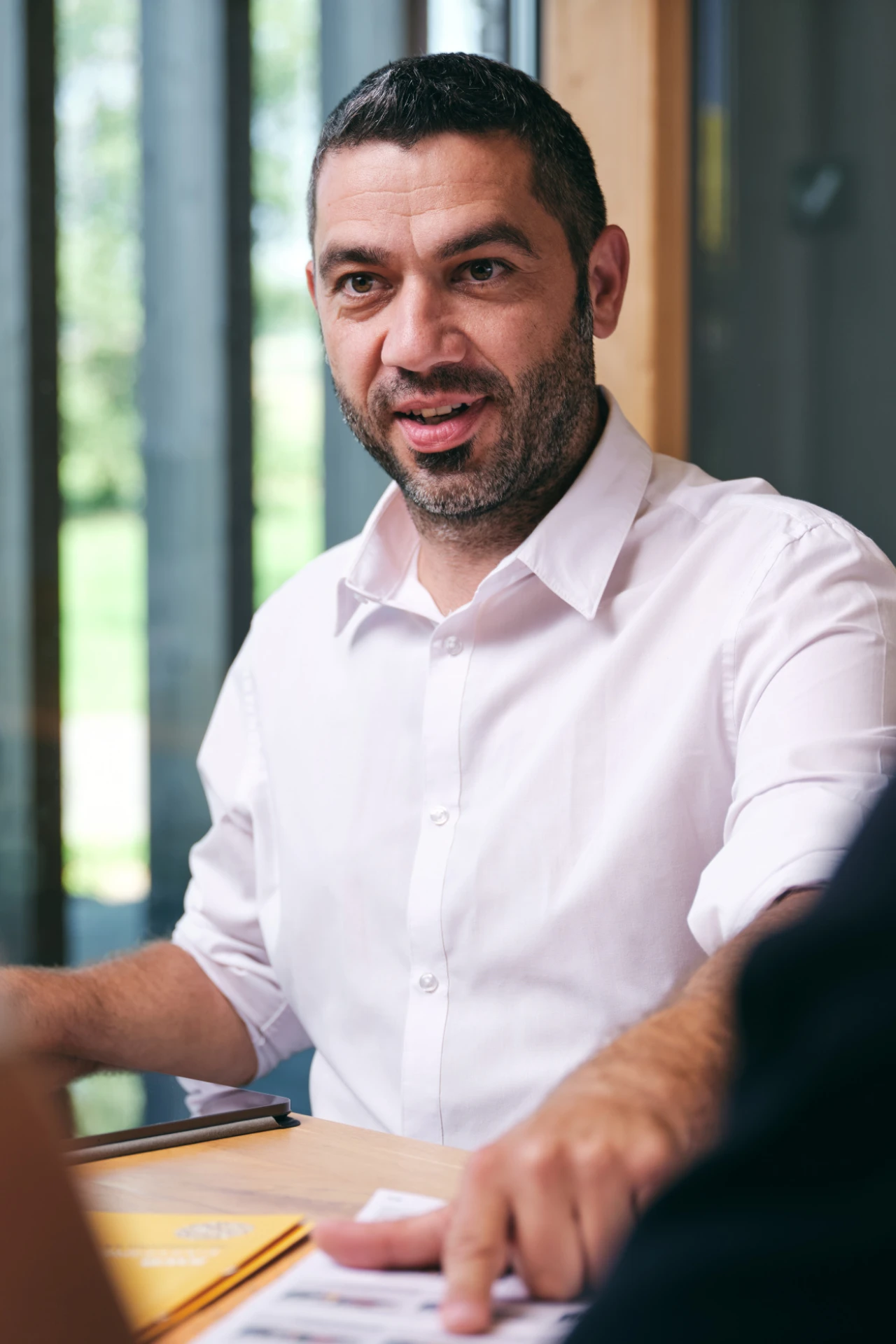 Beratung | © KWB, Raphael Nast Ein KWB Mitarbeiter beraet Kunden im persoenlichen Gespraech