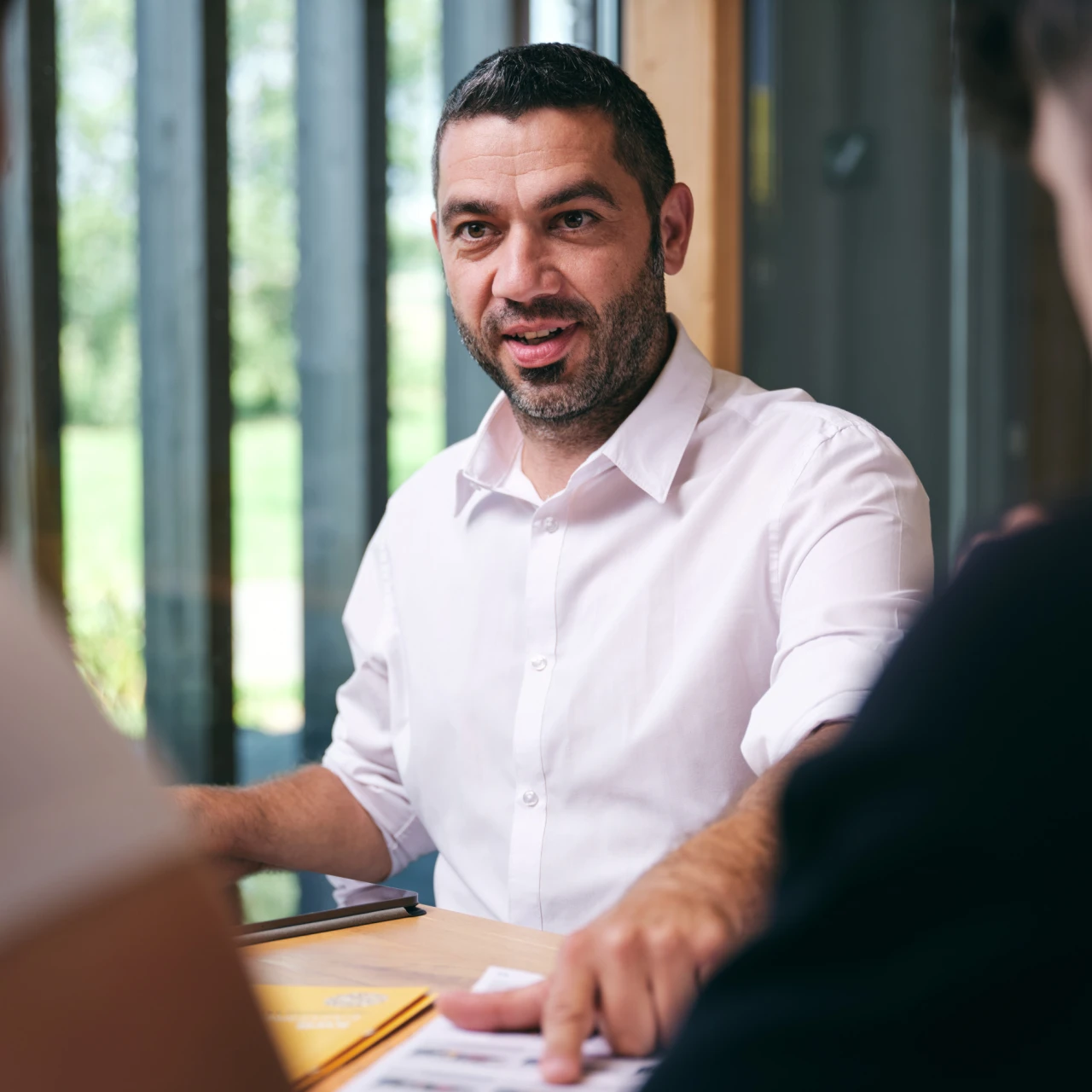 Beratung | © KWB, Raphael Nast Ein KWB Mitarbeiter beraet Kunden im persoenlichen Gespraech