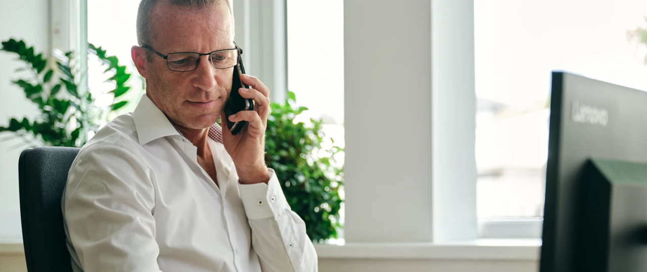 ein Mann telefoniert und macht Notizen | © KWB, Raphael Nast Ein Mann telefoniert im Buero und macht sich Notizen auf seinem Tablet