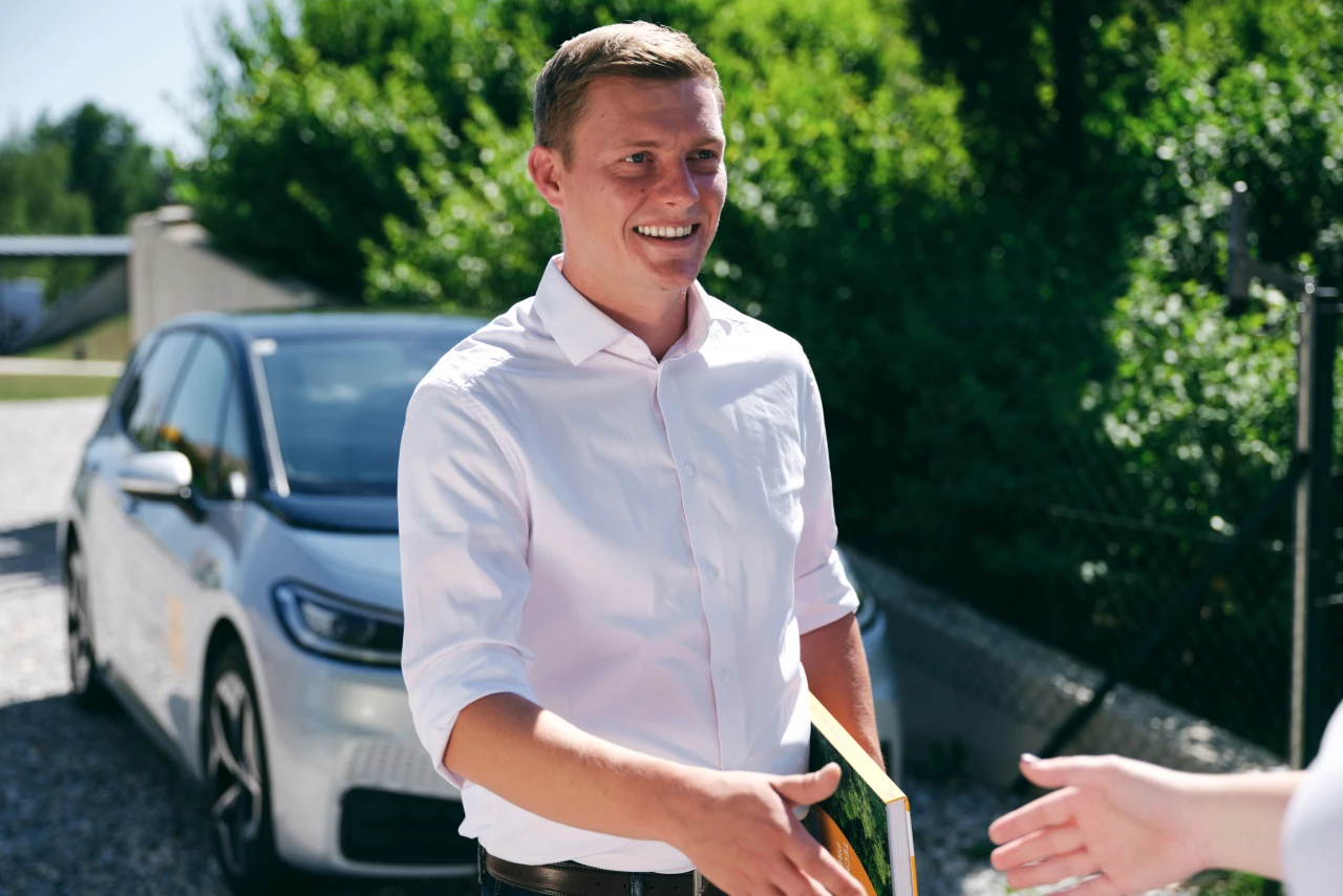 Ihr KWB Experte vor Ort | © KWB, Raphael Nast Ein KWB Mitarbeiter ist bei einem Kunden fuer ein persoenliches Gespraech