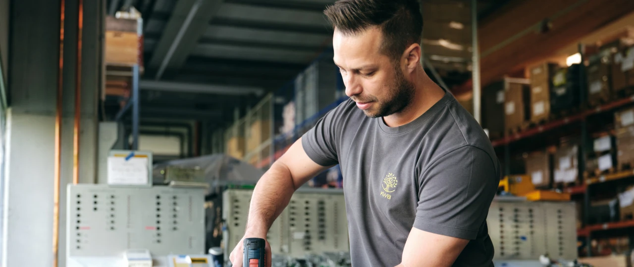 Gewährleistungsmanagement| © KWB, Raphael Nast Ein KWB Mitarbeiter arbeitet konzentriert mit einem Akkuschrauber