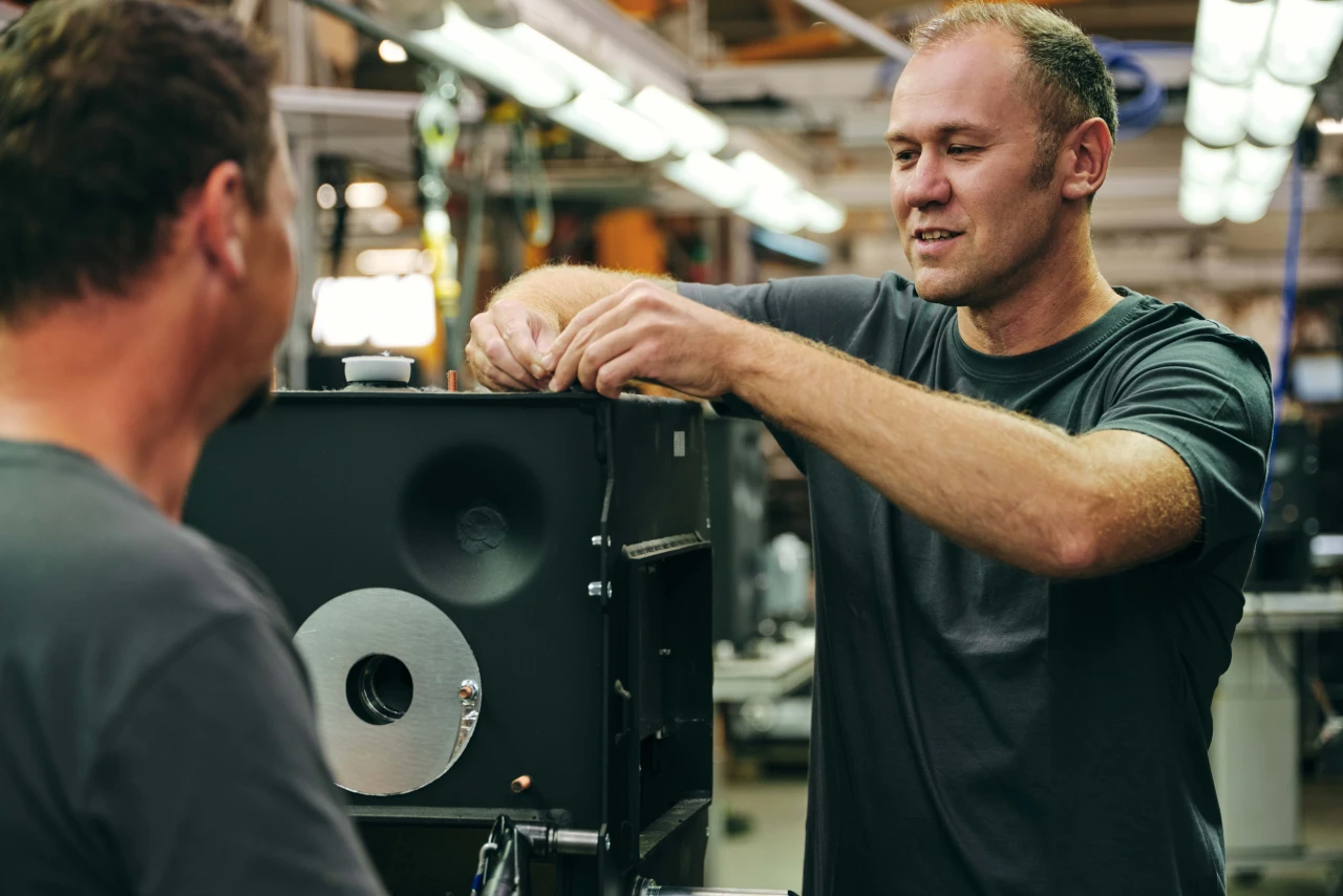 Produktion | © KWB, Raphael Nast Hier sieht man zwei KWB Mitarbeiter die einen Kessel bauen