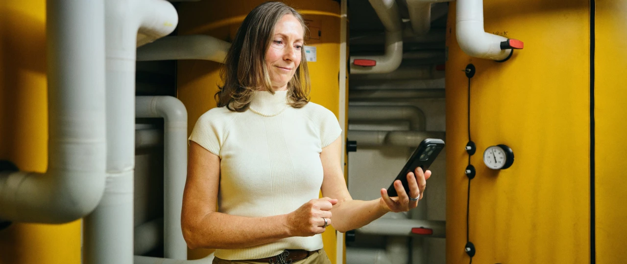 Referenzkunde Antje Krause | © KWB, Raphael Nast Man sieht eine Frau in einem Raum mit Ihrem Handy
