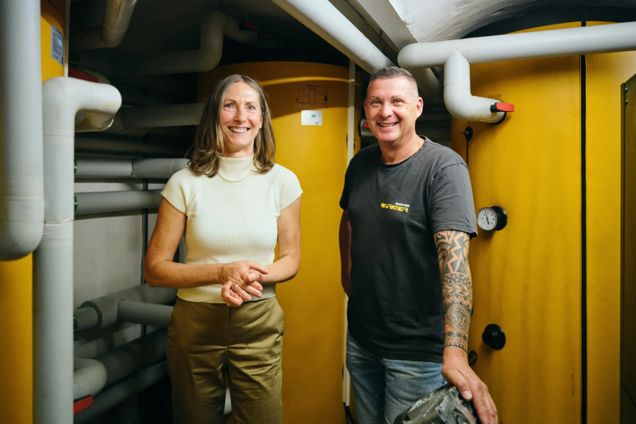 Referenzkunde Antje Krause | © KWB, Raphael Nast Eine Frau und ein Mann stehen in einem Raum