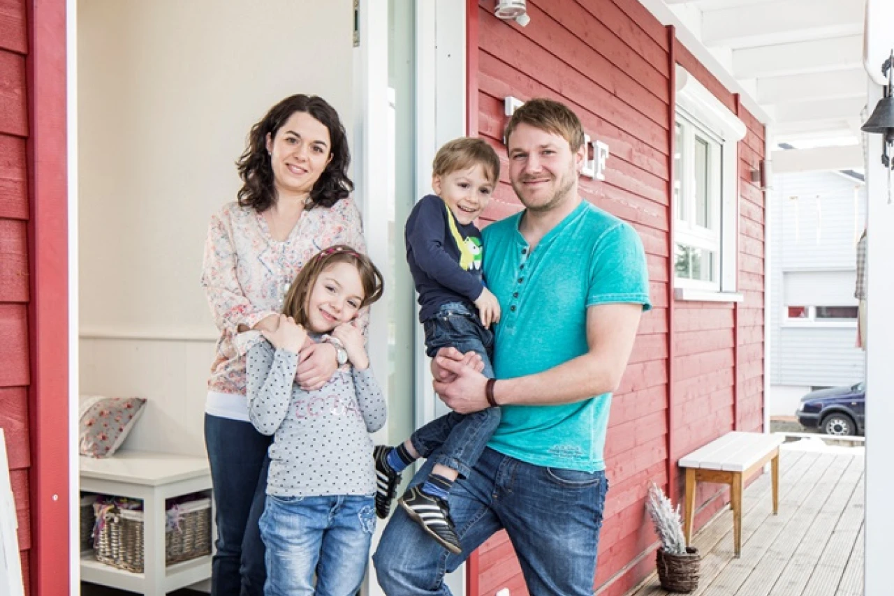 Referenzkunde Familie Teufel | © KWB Hier sieht man die Familie Teufel vor Ihrem Haus
