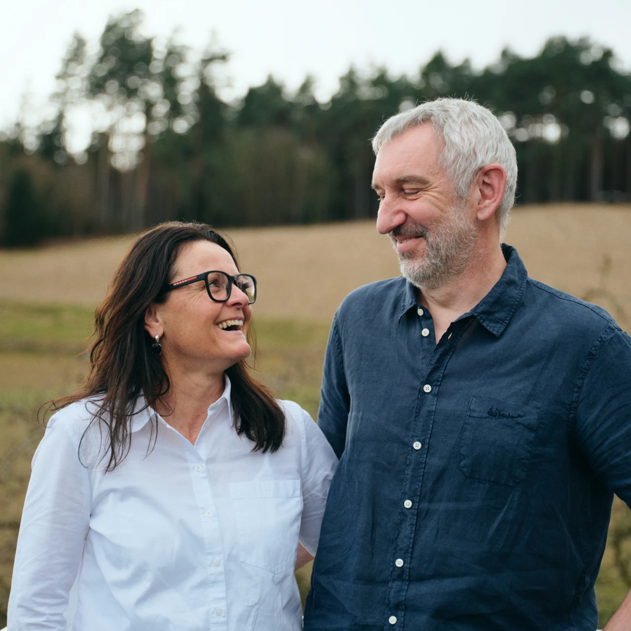Referenzkunde Familie Amon | © Raphael Nast Die Familie Amon steht in der Natur und lachen sich an