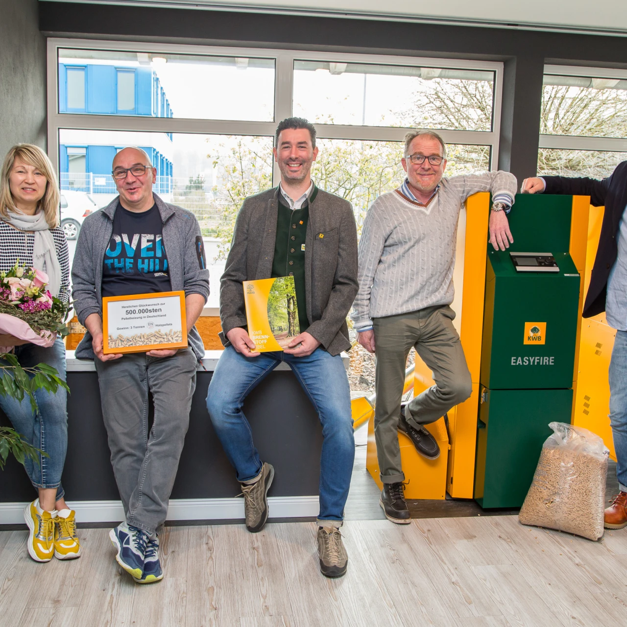 Referenzkunde Familie Haedrich | © KWB, DEPI Hier sieht man die Familie Hadrich neben einem KWB Easyfire und einem KWB Clasicfire