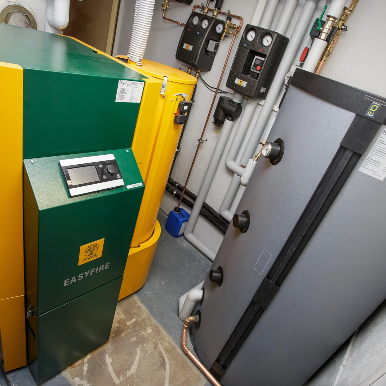 KWB Easyfire | © KWB, DEPI Hier sieht man einen KWB Easyfire Kessel und einen KWB Pufferspeicher