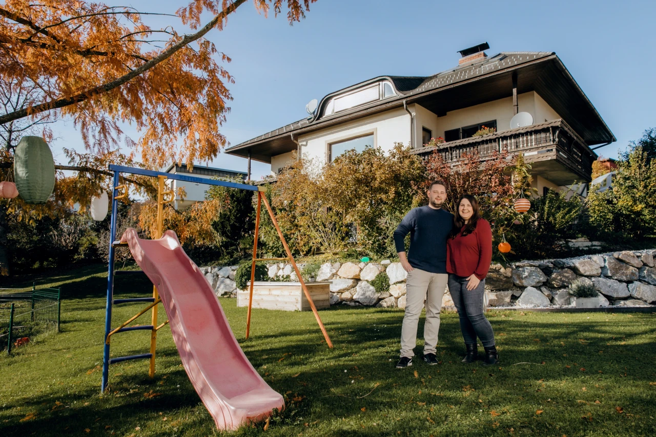 Referenzkunde Familie Hartmann | © KWB, LupiSpuma Hier sieht man die Familie Hartmann in Ihrem Garten und sie lachen in die Kamera
