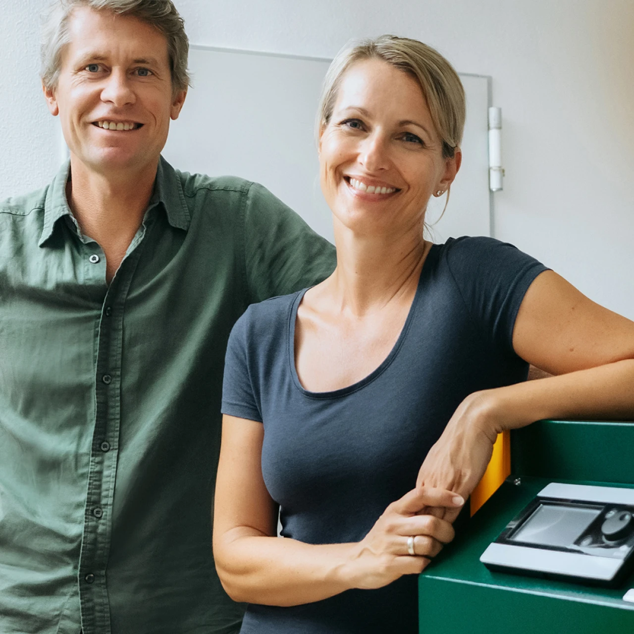 Referenzkunde Familie Hofmeister | © KWB Hier sieht man Frau und Herr Hofmeister wie sie neben Ihrem KWB Easyfire stehen