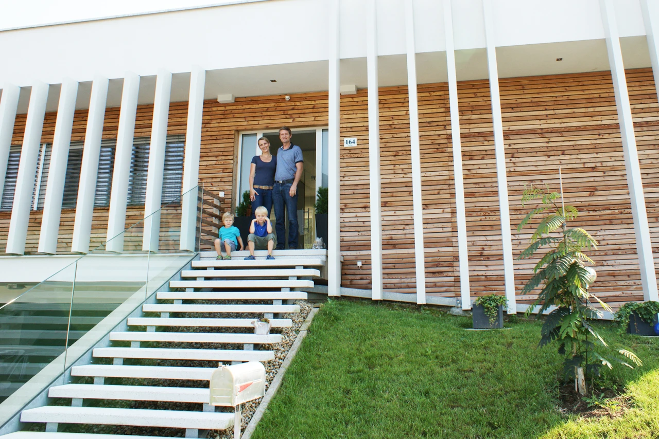 Referenzkunde Familie Hofmeister | © KWB Hier sieht man die Familie Hofmeister vor Ihrem Haus