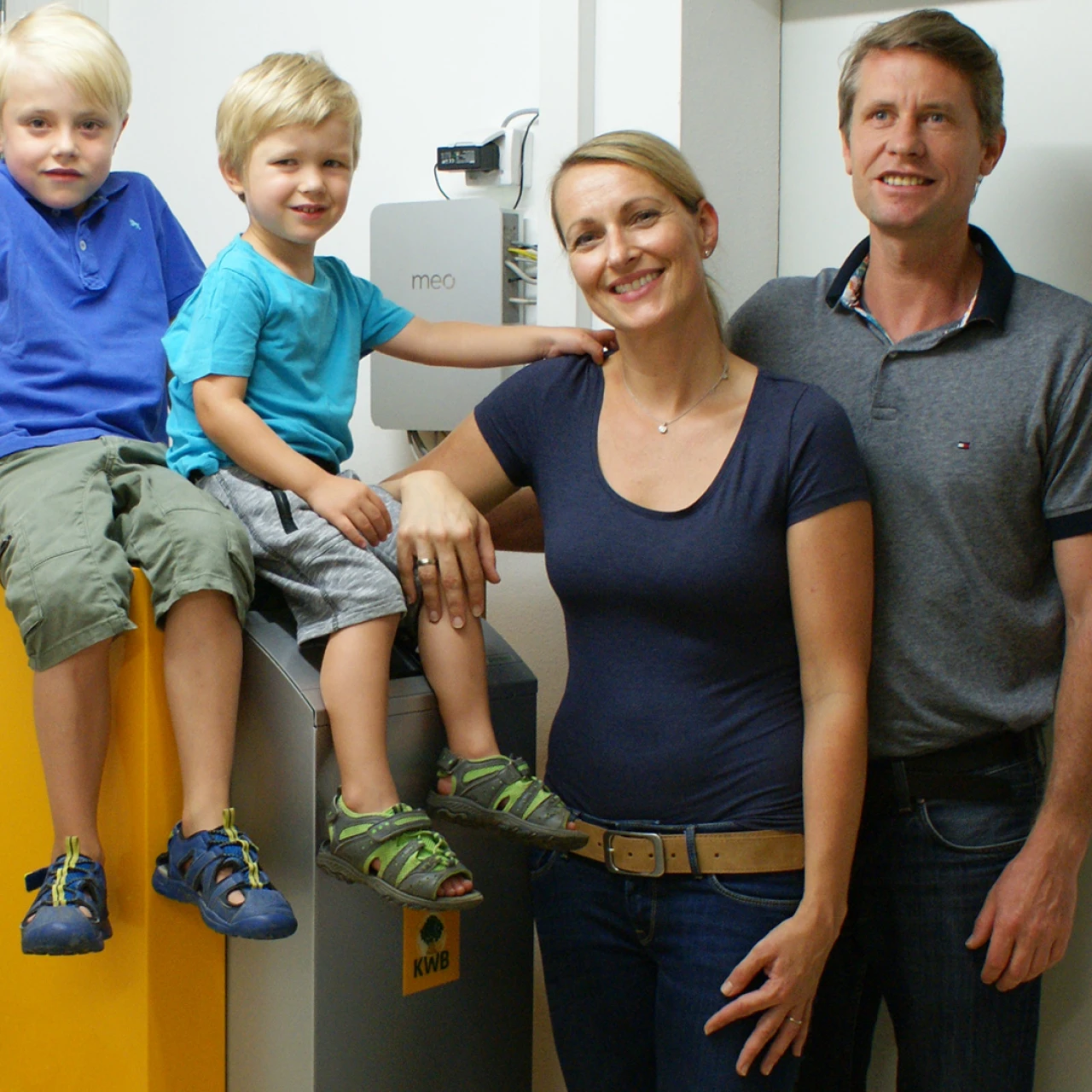Referenzkunde Familie Hofmeister | © KWB Hier sieht man die Familie Hofmeister neben Ihrem KWB Easyfire Kessel