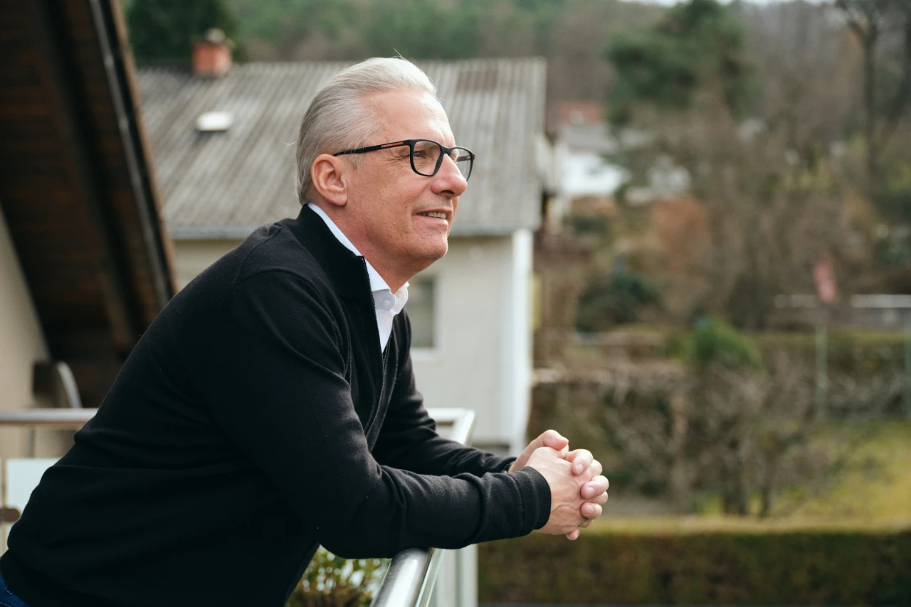Referenzkunde Martiner | © KWB, Raphael Nast Hier sieht man Herrn Martiner der sich die Aussicht anschaut