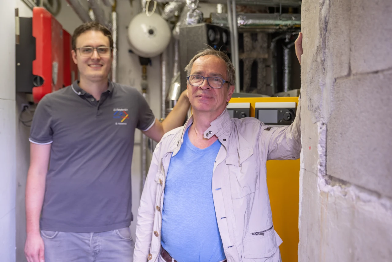 Referenzkunde Familie Meuer | © KWB Hier sieht man den Herrn Jochen der sich einen KWB Easyfire Kessel einbauen laesst