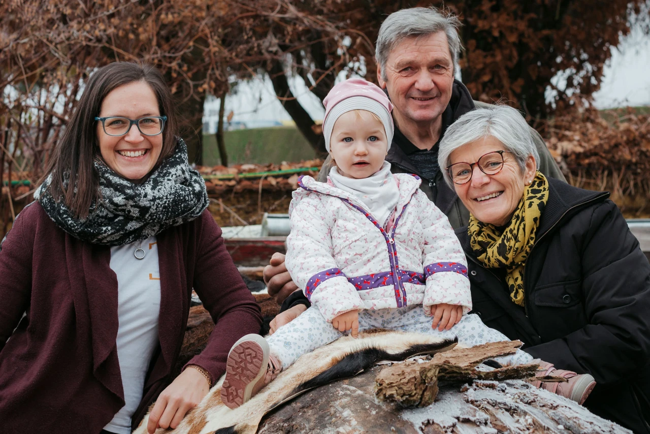 Referenzkunde Familie Prassl | © KWB Hier sieht man die Familie Praßl die in die Kamera laechelt