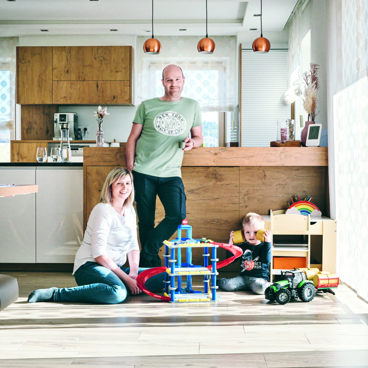 Referenzkunde Familie Schmidbauer | © KWB, proPellets Hier sieht man die Familie Schmidbauer wie Sie mit Ihrem Kind im Haus spielen