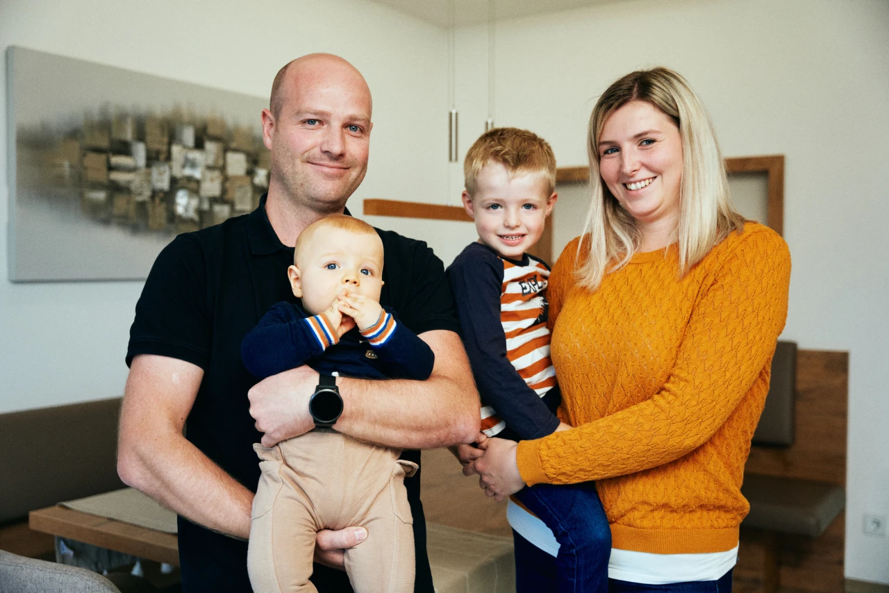 Referenzkunde Familie Schmidbauer | © KWB, proPellets Familie Schmidbauer laechelt in die Kamera