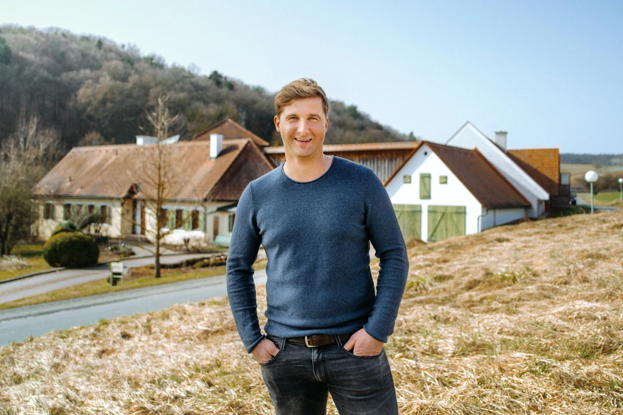 Referenzkunde Gregor Reicher | © KWB, LupiSpuma Hier sieht man den Herrn Reicher vor seinem Grundstueck stehen