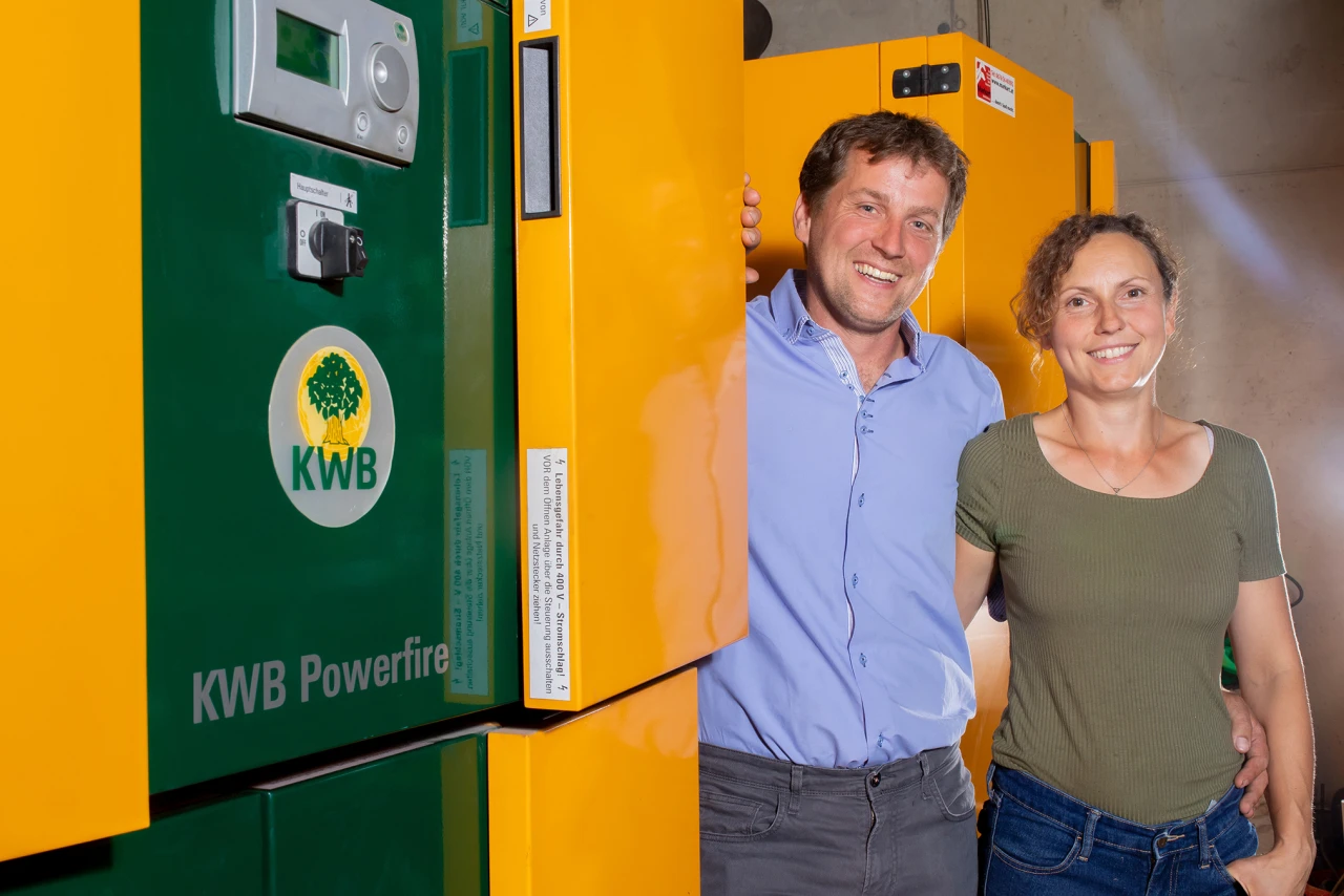 Referenzkunde Pferdesportzentrum Schwemberger KWB Powerfire | © KWB Hier sieht man die Familie Schwemberger neben Ihrem KWB Powerfire Kessel