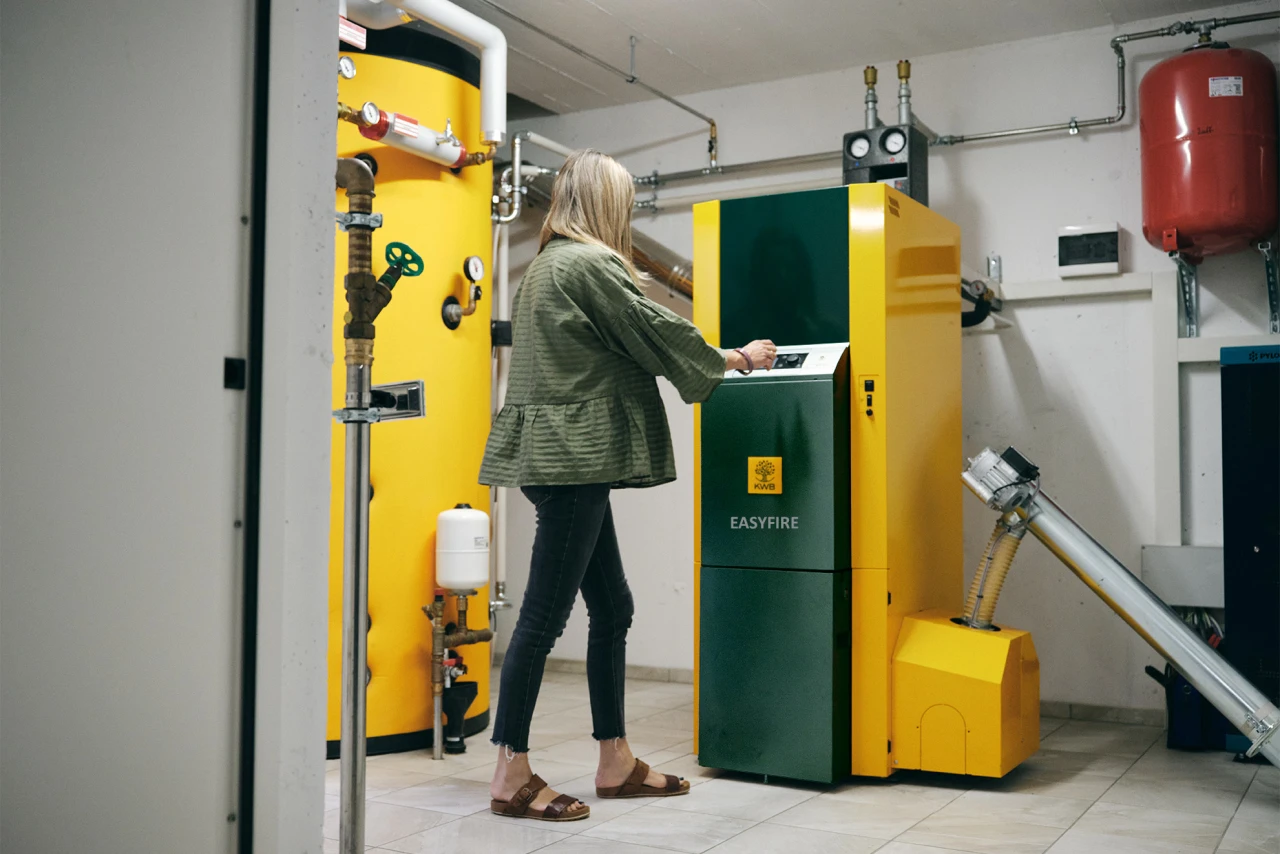 Referenzkunde Stockerhof KWB Easyfire | © KWB, Raphael Nast Hier sieht man Frau Steurer an Ihrem KWB Easyfire